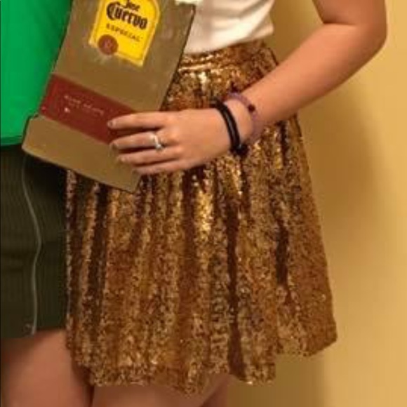 Small Gold Sequined Skirt - Picture 8 of 9